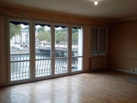 location bureaux et commerces à laval (53000) : à louer / 72m² laval