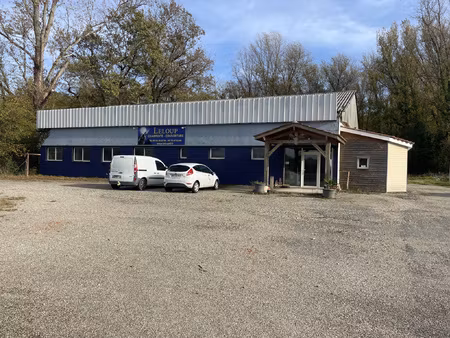 batiment industriel et commercial sur un terrain clôturé de