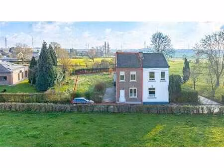 maison 3 façades à rénover dans une rue calme et verdoyante