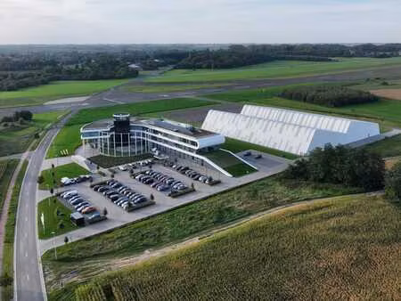espace de bureau moderne à droneport / aéroport de brustem