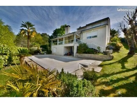 maison d'exception de 230m2 avec piscine à proximité du centre-ville de brive