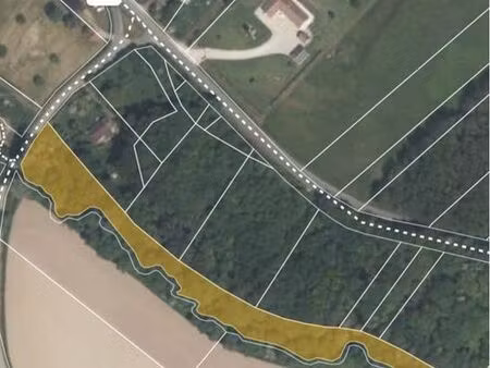 terrain de loisirs avec rivière