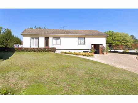 véritable plain-pied sur 11 ares de terrain au calme