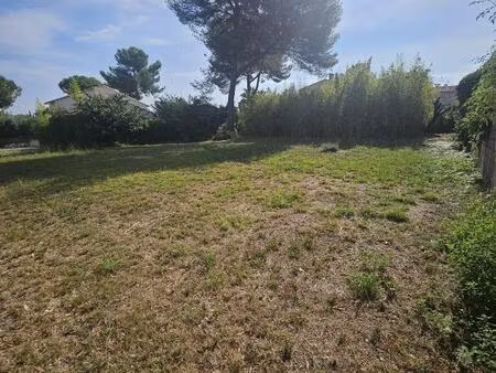 a vendre terrain constructible de 770 m² quartier de la marquerose