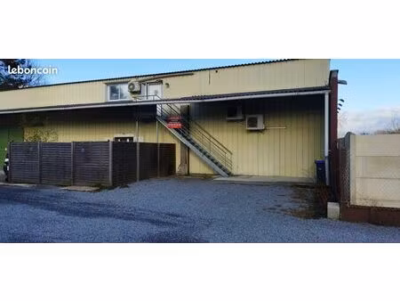 local commercial bureaux avec hangar équipé de racks