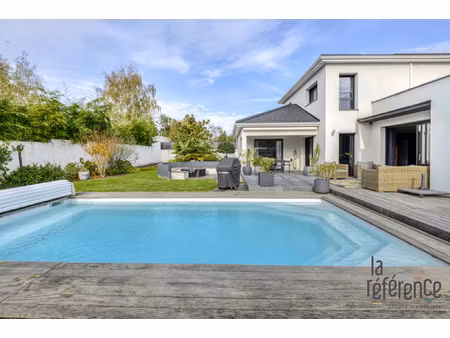 belles prestations pour cette contemporaine avec piscine pro