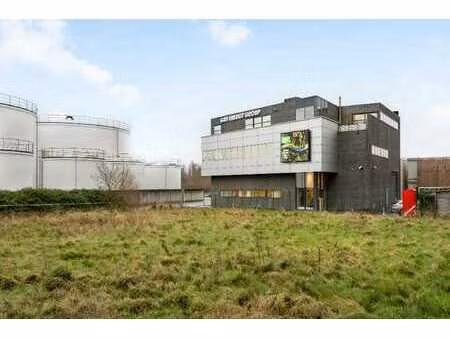 modern kantoorgebouw vlakbij r8 tussen kortrijk en harelbeke