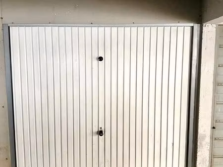 parking/box 42 m² nimes