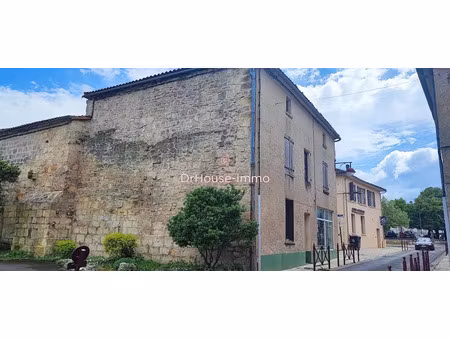 vente immeuble 9 pièces 289 m² à la couronne (16400)  169 060 €