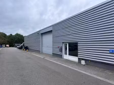 à louer: entrepôt avec espace de bureaux