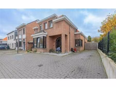 spacieuse maison jumelée avec grand jardin et 3 chambres à c