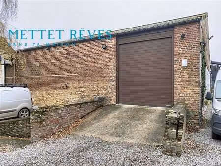 entrepôt fonctionnel de 242 m² avec 2 quais