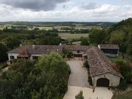 ensemble de caractère rénové et son terrain arboré