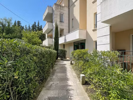 a louer aux angles ( 30133 ) : t3 - 2 terrasses - 1 garage - ascenseur - climatisé - possi