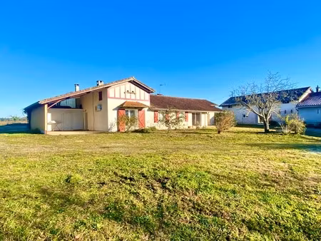 fermette de charme de 6 pièces (dpe c/a) avec dépendances sur terrain de 8000m2 à grenade 