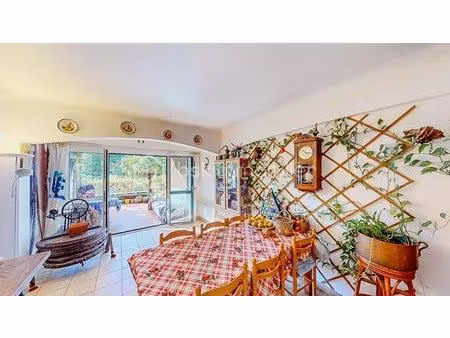 t2 bis avec terrasse spacieuse couverte - magnifique piscine commune de 20mètres - grand e