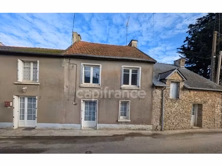 a vendre  maison mitoyenne en pierres à rénover avec 2 hectares de terrain plat à carentoi