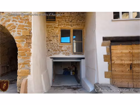 maison en pierres rénovée avec terrasse et jardin