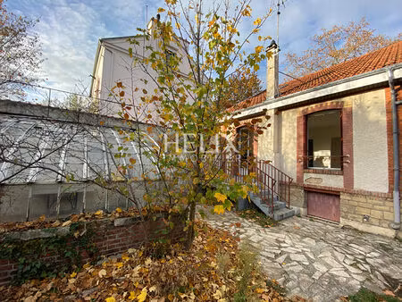 maison 3 pièces en location avec sous sol cave  jardin et serre