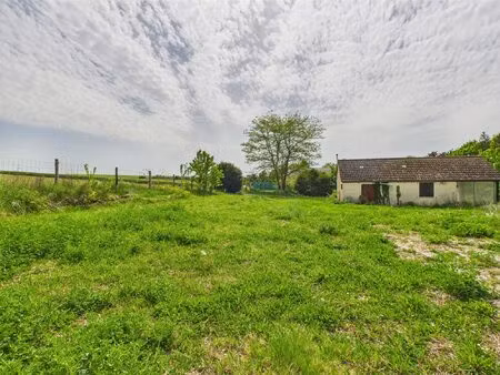 terrain constructible avec maisonnette