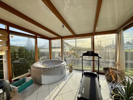 maison avec de beaux volumes à proximité des commodités