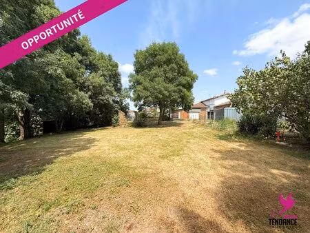 joli terrain diffus et arboré de 1100 m².