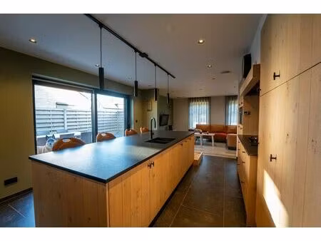 prachtig gerenoveerde woning met 3 slaapkamers  2 badkamers  inpandige garage en paardenst