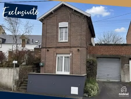 jolie maison semi-individuelle par garage.