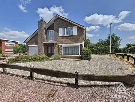 charmante gezinswoning met potentieel op ruim hoekperceel in hartje eksel