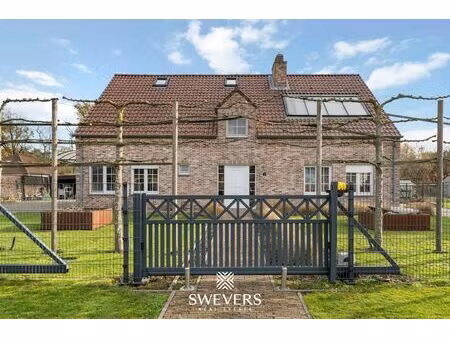 instapklare villa met professionele paardenaccommodatie: