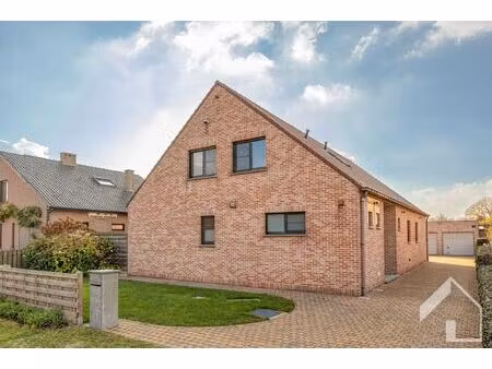 prachtig landhuis nabij het centrum van broechem