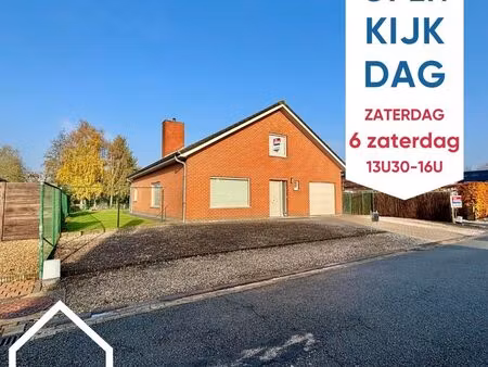 alleenstaande villa op 700m² in een rustige wijk met 4slpks  garage voor 2 wagens en ruime