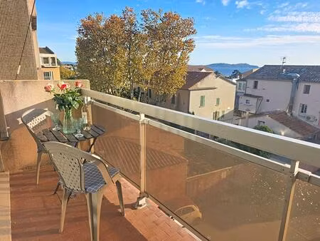 carqueiranne coeur de ville - studio 33 m²  balcon 6m²  pkg privatif  au calme