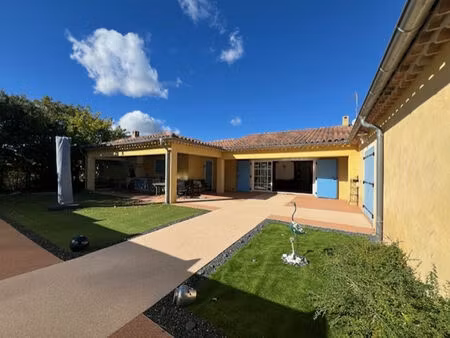 ollieres - maison d'architecte de 300 m2 de plein pieds avec piscine couverte sur 6000 m2 