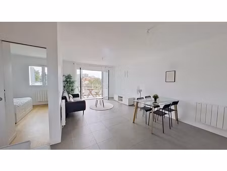 location appartement 2 pièces 46 m² à clamart (92140)  1 390 €