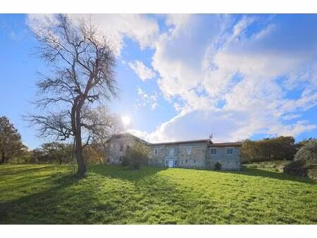 batisse de 1750 en partie rénovée. terrain de 1 9 hectares