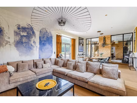 porte des pierres dorees : un bien rare dans un domaine priv