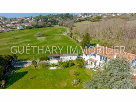 a pied des plages et du centre guethary !