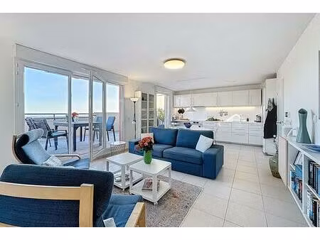 grand 4 pieces - large terrasse - dernier etage - vue mer et montagne