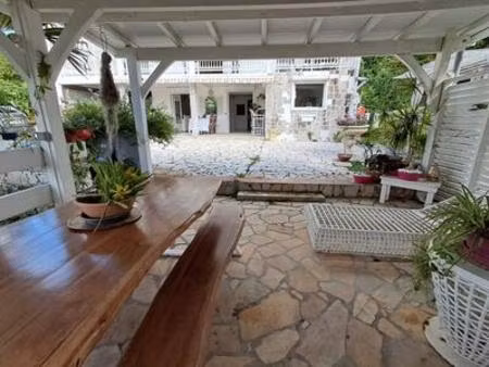 location bas de villa de type f4 avec un jacuzzi et carbet extérieur  martinique
