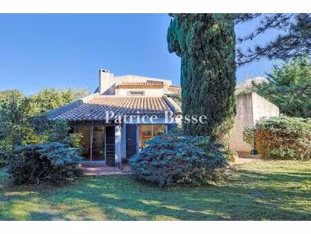 à marseille  près des calanques  une villa avec piscine sur près de 1600 m².