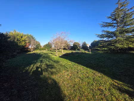 terrain constructible d'environ 950m² à saint-laurent-de-la-prée