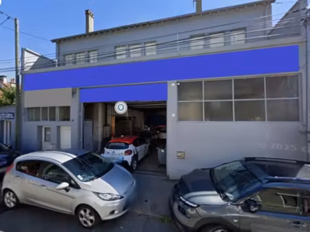 local 350 m2 - entree de ville a 5mn du centre - bord de roc