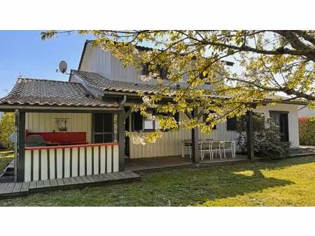 villa bois en lisiere de forêt