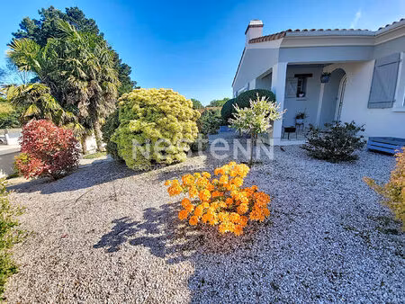 maison à vendre 6 pièces  3 chambres  très bon état.