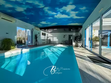 a vendre propriété avec contemporaine de plain-pied  piscine intérieure et deuxième...