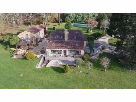 compromis nsigneé. charmante ferme rénovée sur 2 5 ha avec piscine  2 gîtes et vue...