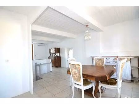 maison en pierre rénovée avec appartement  garage et terrasse