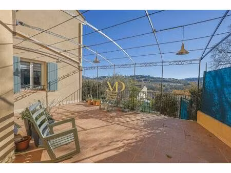 belle maison récente avec vue