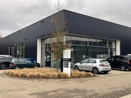 bedrijfshal met kantoor